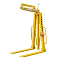 Manual crane fork with self-levelling pins